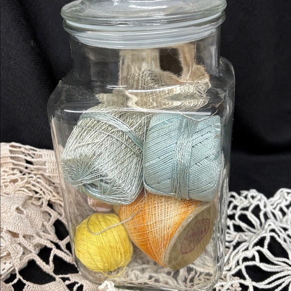 Project doilies and crochet thread - Picture 3 of 5